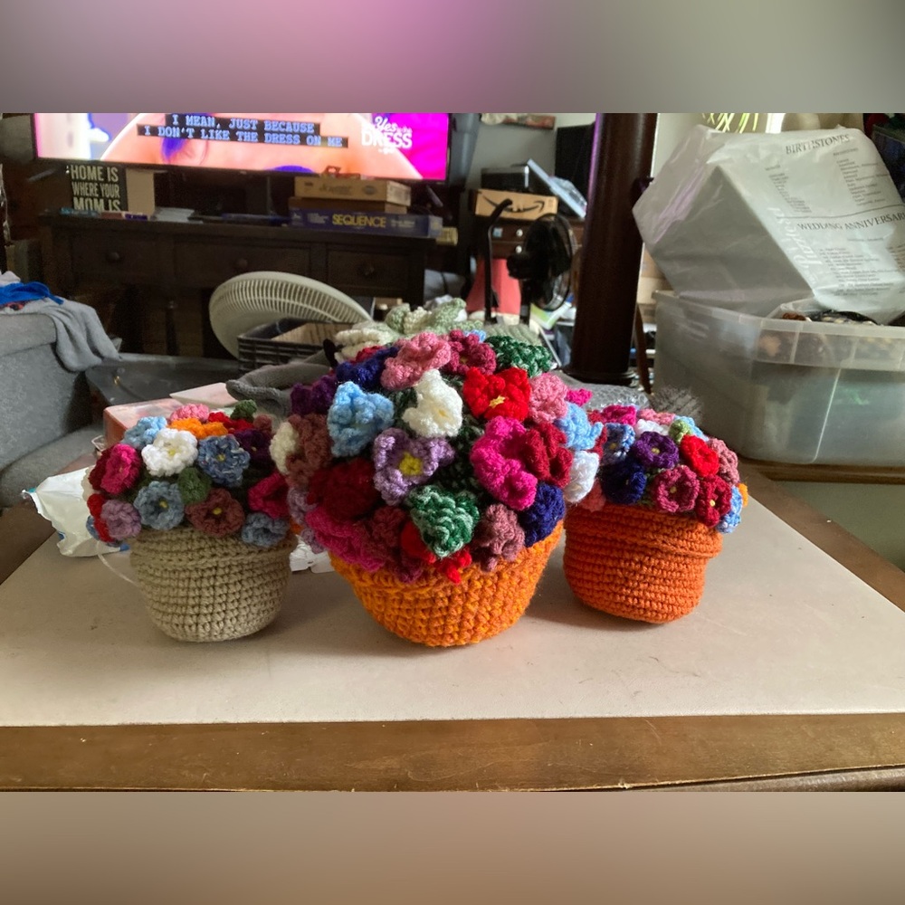 Estate auction, Handmade 3 Crocheted flower baskets 